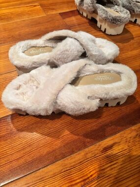 NWOT Charles David Crisscross Faux-Fur Platform Slides in Light Taupe